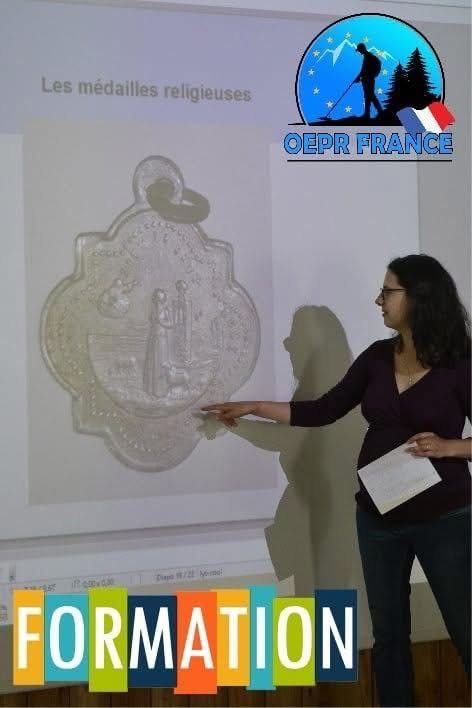 Présentation de médailles religieuses lors d'une formation OEPR sur l'identification des objets