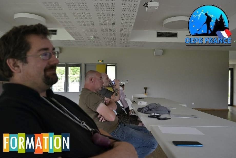 Participants attentifs lors d'une session de formation OEPR