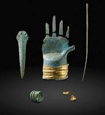 La main de Prêles restaurée, bronze orné d'or, avec poignard et anneaux associés