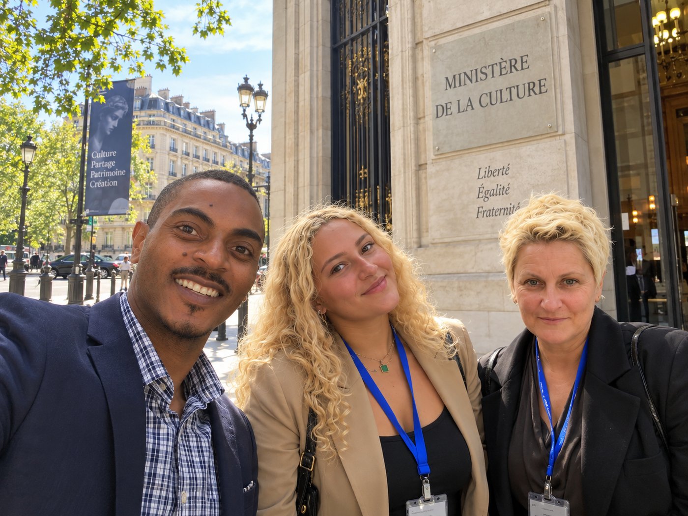 L'équipe de l'OEPR devant le Ministère de la Culture, à Paris