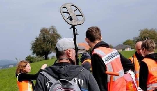 Échange entre détectoristes et l'archéologue cantonal de Thurgovie sur le terrain
