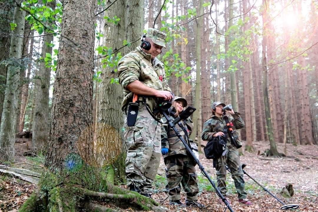 Détectoristes en forêt lors de la prospection de Wilen bei Wil