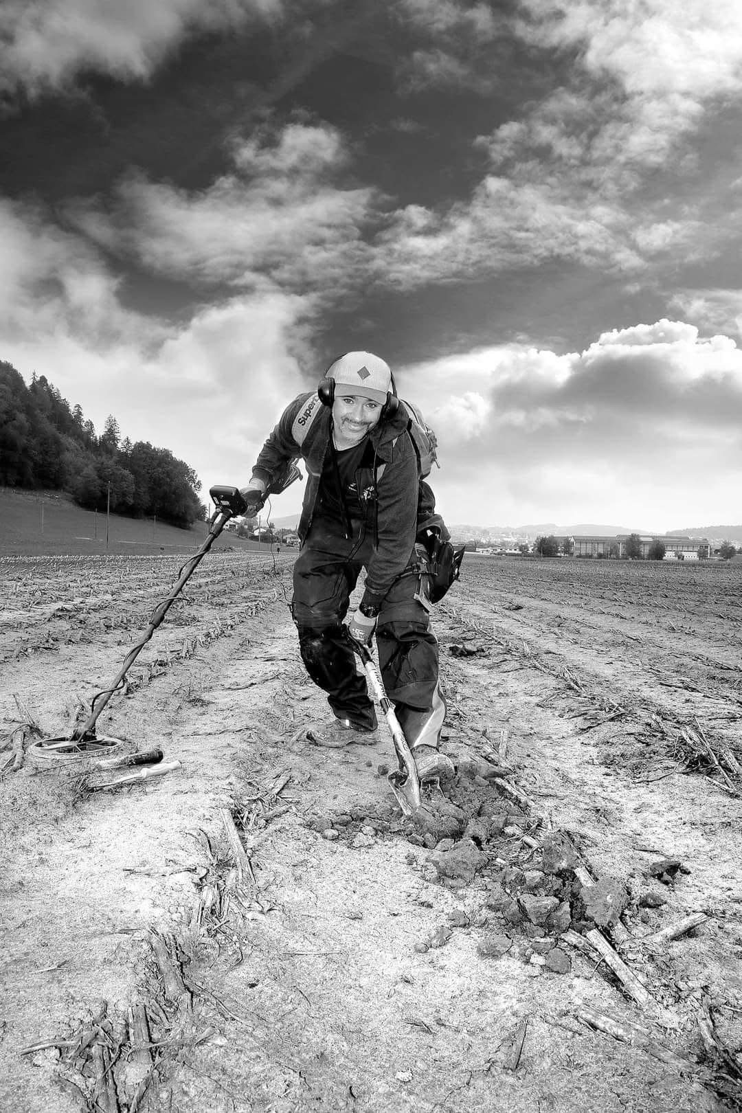 Détectoriste procédant à une fouille lors de la campagne de prospection de Wilen bei Wil