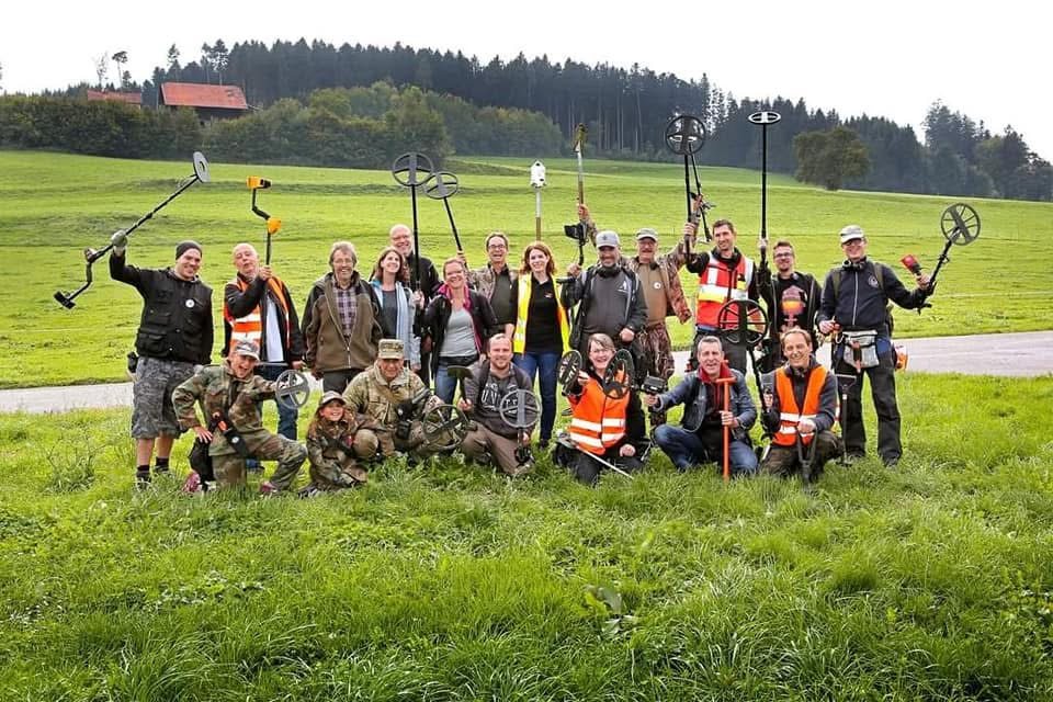 Détectoristes réunis avec les représentants archéologiques et communaux de Wilen bei Wil