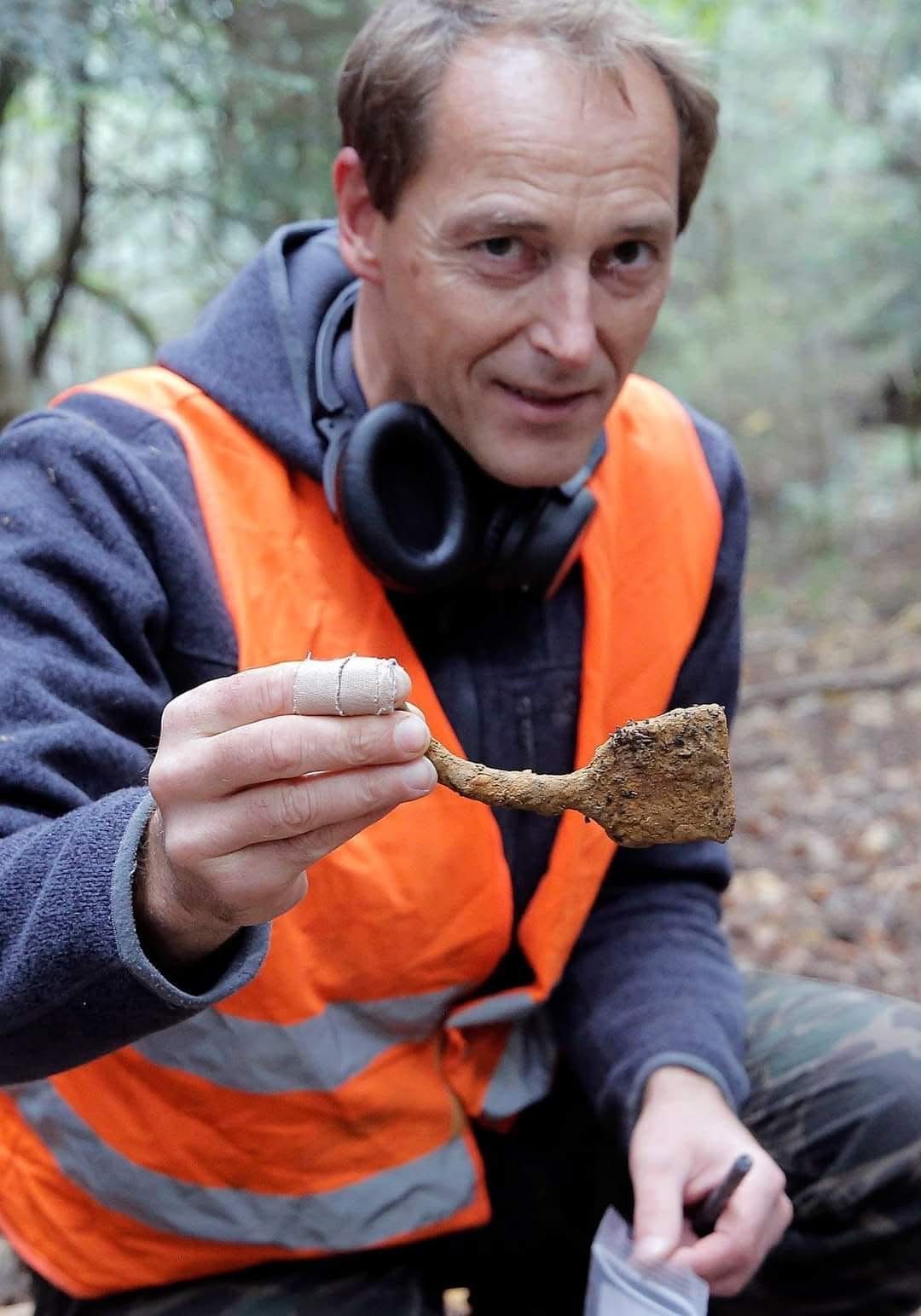Détectoriste présentant un objet ancien mis au jour lors de la prospection de Wilen bei Wil